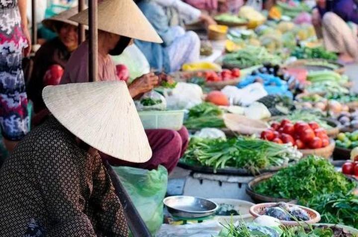 Blouse tay phồng quá đà: Tay phồng quá to dễ khiến tổng thể trông nặng nề, thay vào